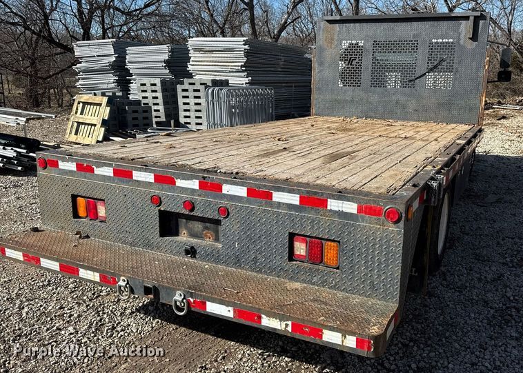 image for item DQ6653 2006 Ford LCF flatbed truck