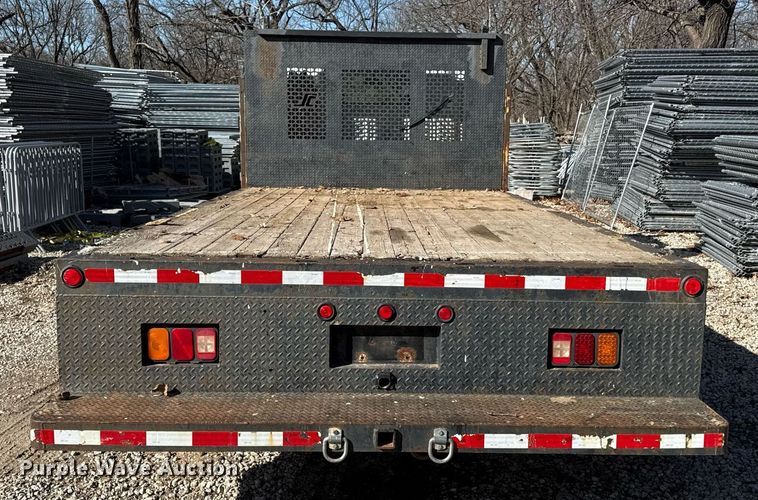 image for item DQ6653 2006 Ford LCF flatbed truck