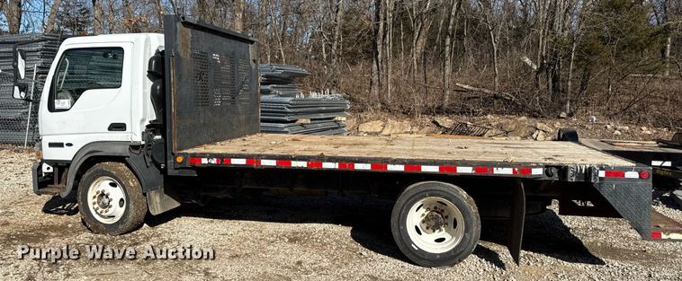 image for item DQ6653 2006 Ford LCF flatbed truck