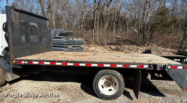 image for item DQ6653 2006 Ford LCF flatbed truck