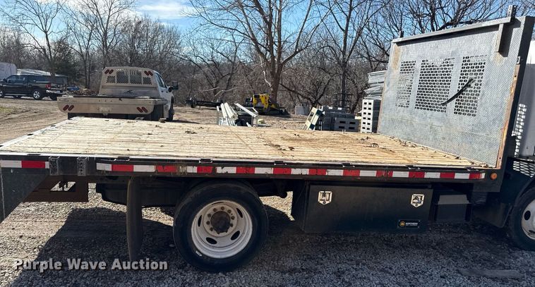 image for item DQ6653 2006 Ford LCF flatbed truck