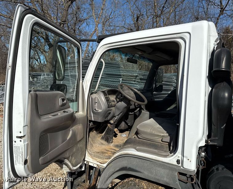 image for item DQ6653 2006 Ford LCF flatbed truck