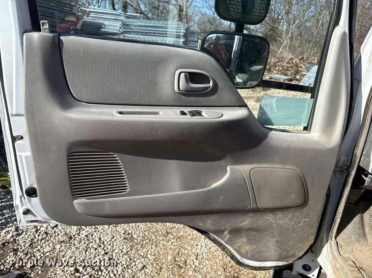 image for item DQ6653 2006 Ford LCF flatbed truck