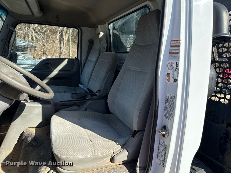 image for item DQ6653 2006 Ford LCF flatbed truck