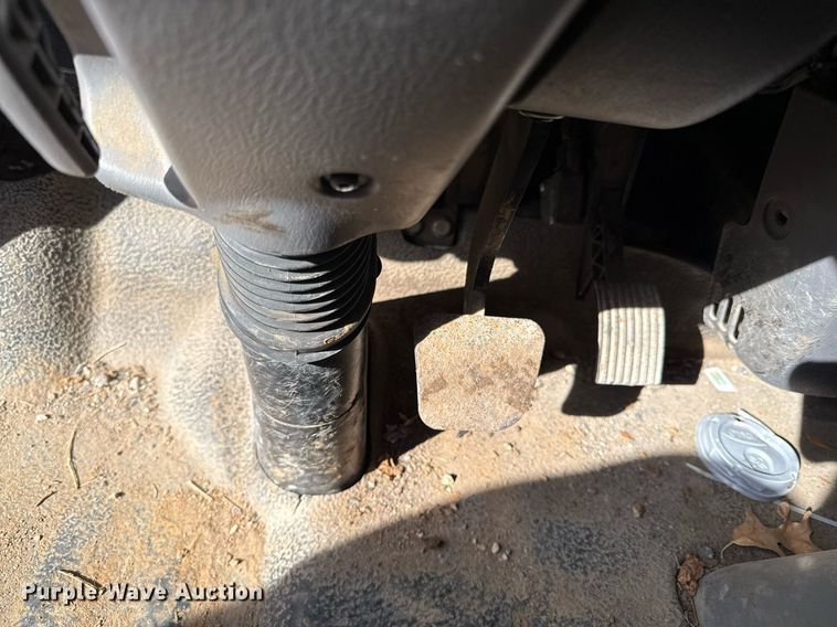 image for item DQ6653 2006 Ford LCF flatbed truck