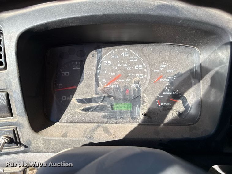 image for item DQ6653 2006 Ford LCF flatbed truck