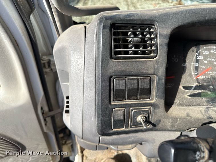 image for item DQ6653 2006 Ford LCF flatbed truck