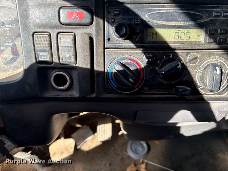 image for item DQ6653 2006 Ford LCF flatbed truck