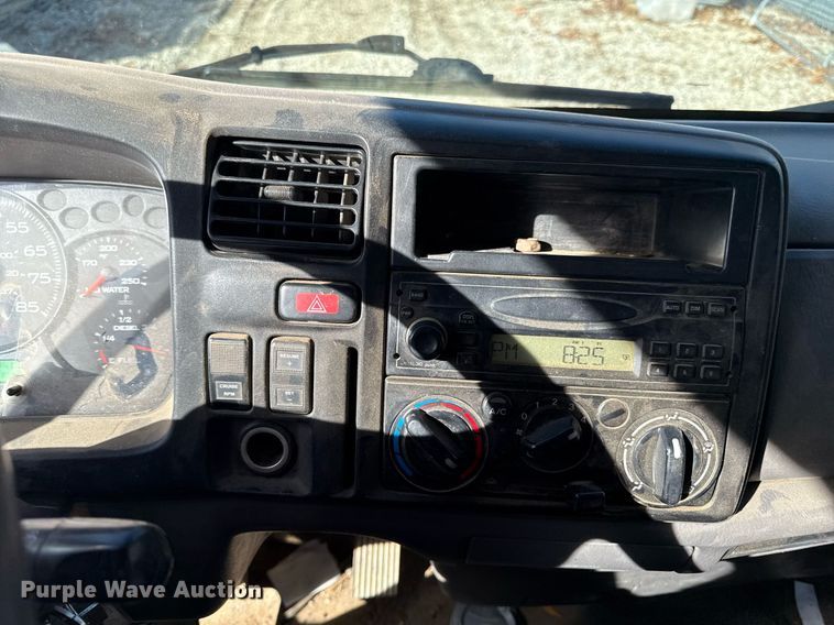 image for item DQ6653 2006 Ford LCF flatbed truck