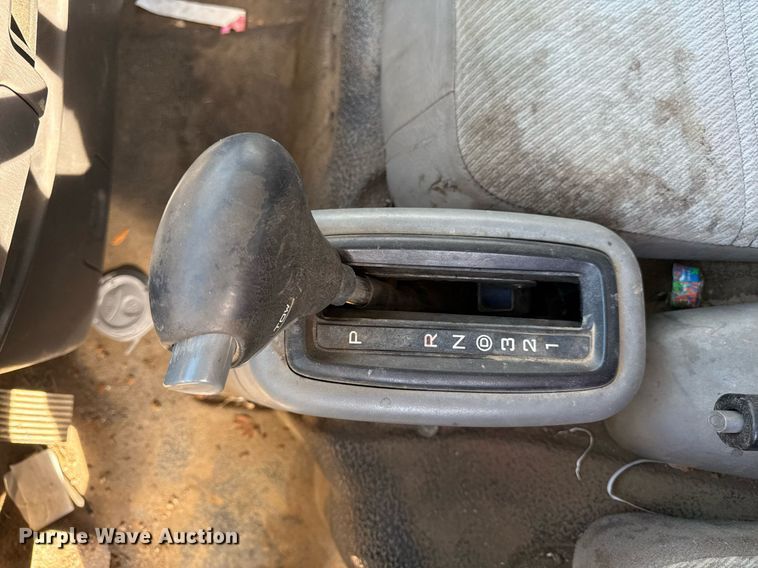 image for item DQ6653 2006 Ford LCF flatbed truck