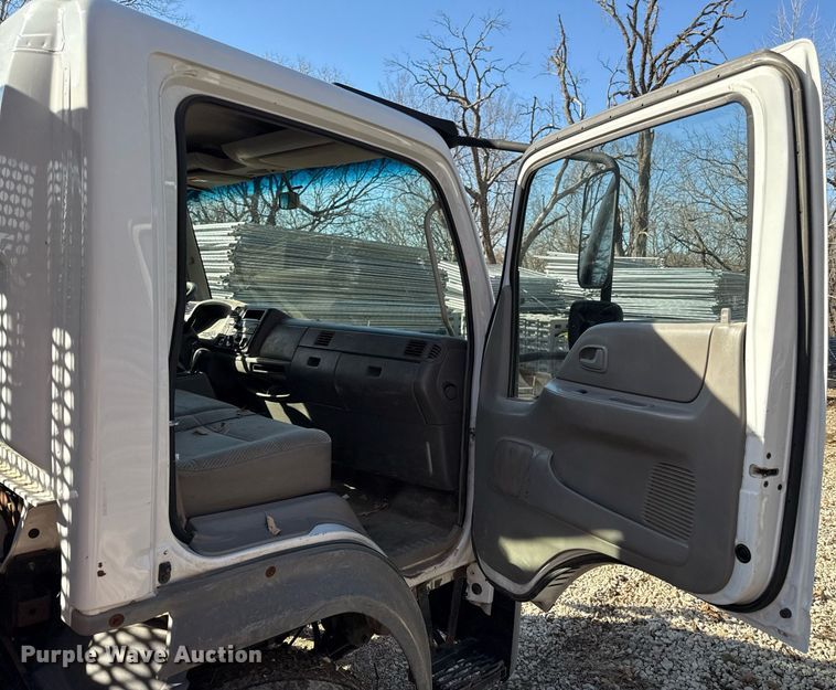 image for item DQ6653 2006 Ford LCF flatbed truck