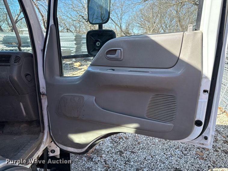 image for item DQ6653 2006 Ford LCF flatbed truck