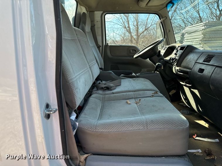 image for item DQ6653 2006 Ford LCF flatbed truck