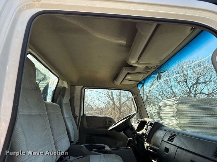 image for item DQ6653 2006 Ford LCF flatbed truck