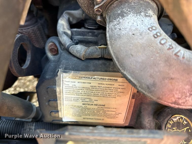 image for item DQ6653 2006 Ford LCF flatbed truck