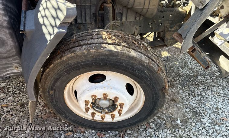 image for item DQ6653 2006 Ford LCF flatbed truck