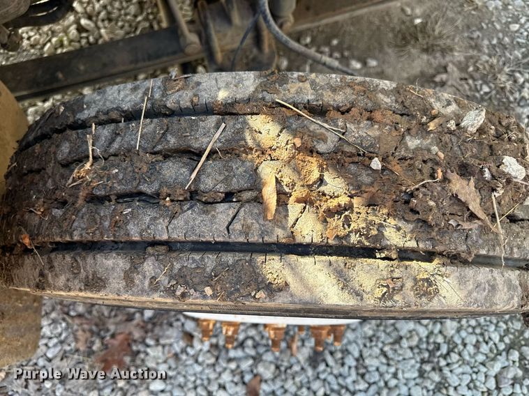 image for item DQ6653 2006 Ford LCF flatbed truck