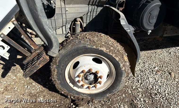 image for item DQ6653 2006 Ford LCF flatbed truck