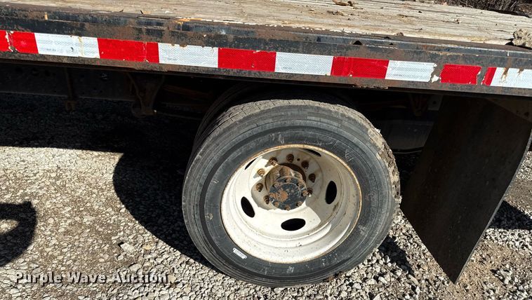 image for item DQ6653 2006 Ford LCF flatbed truck