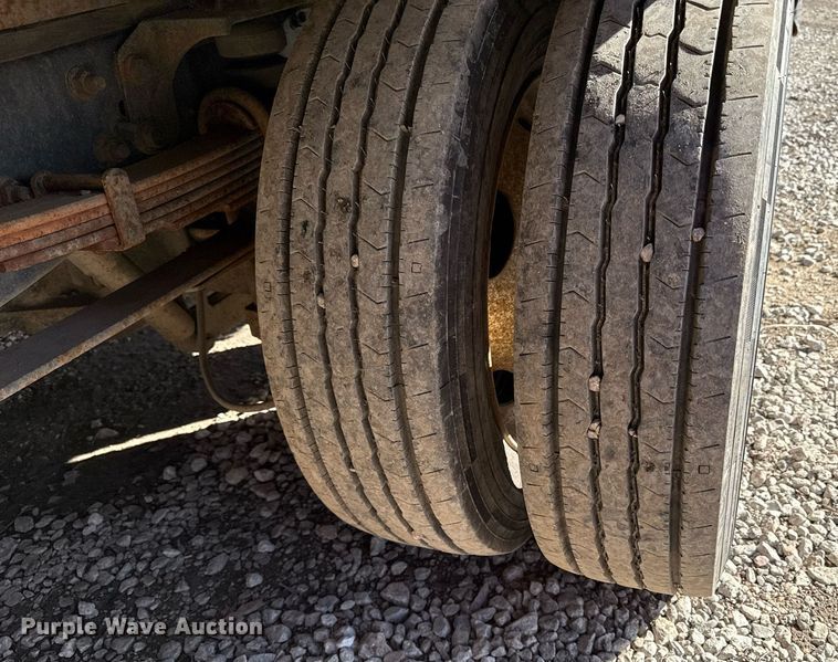 image for item DQ6653 2006 Ford LCF flatbed truck