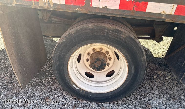 image for item DQ6653 2006 Ford LCF flatbed truck