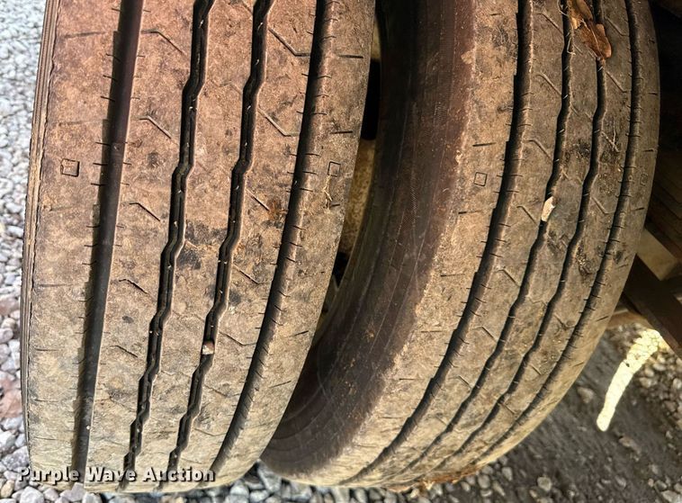 image for item DQ6653 2006 Ford LCF flatbed truck