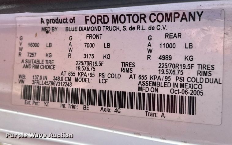image for item DQ6653 2006 Ford LCF flatbed truck