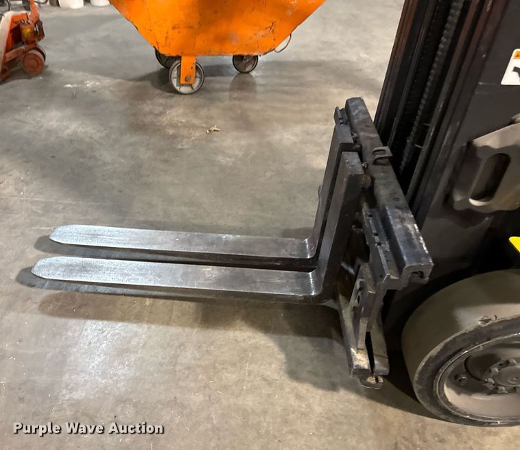 image for item DQ6681 2000 Hyster 50 forklift