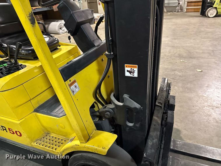 image for item DQ6681 2000 Hyster 50 forklift
