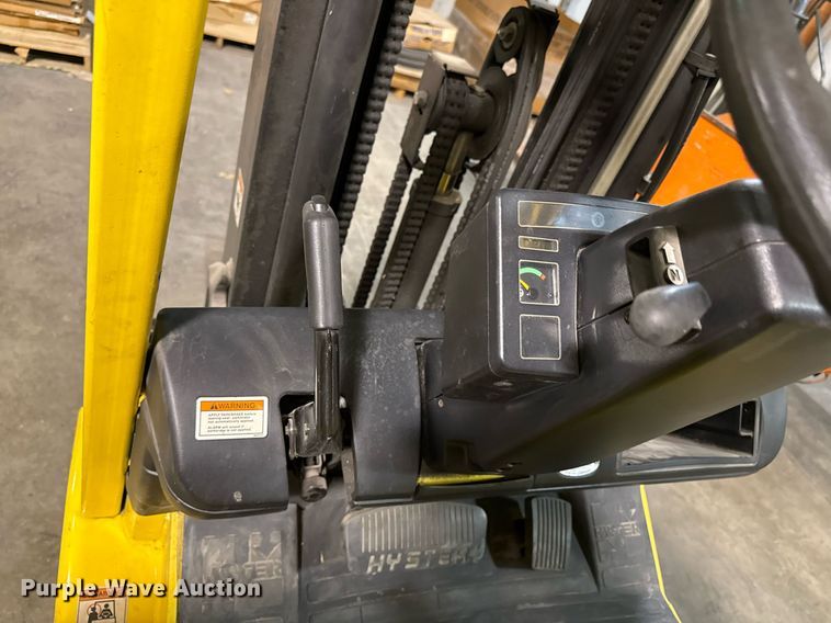 image for item DQ6681 2000 Hyster 50 forklift