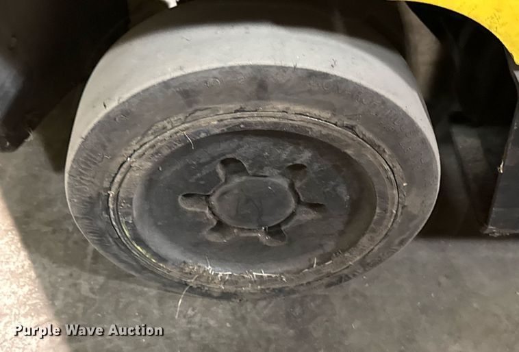 image for item DQ6681 2000 Hyster 50 forklift