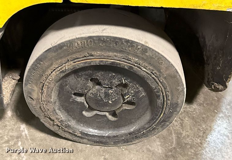 image for item DQ6681 2000 Hyster 50 forklift