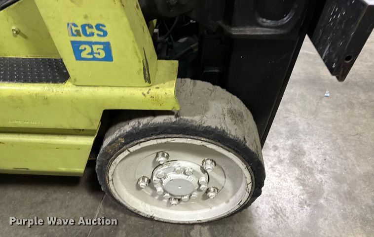 image for item DQ6682 Clark GCS25MB forklift
