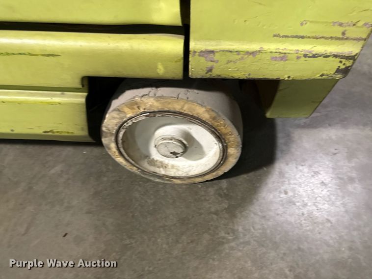 image for item DQ6682 Clark GCS25MB forklift