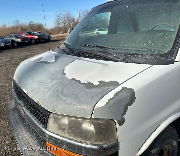 image for item DT0613 2010 Chevrolet Express box truck