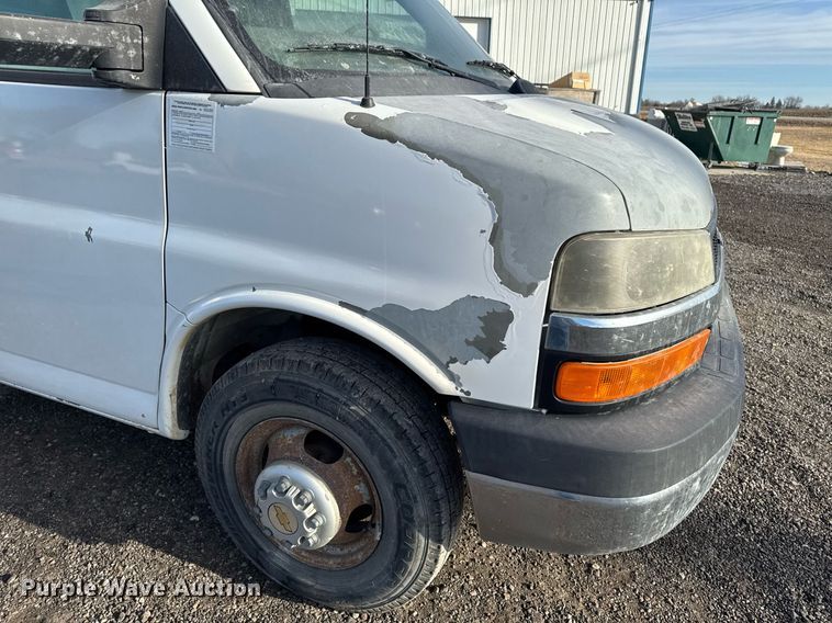 image for item DT0613 2010 Chevrolet Express box truck