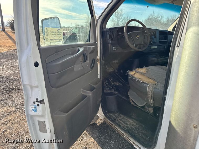 image for item DT0613 2010 Chevrolet Express box truck