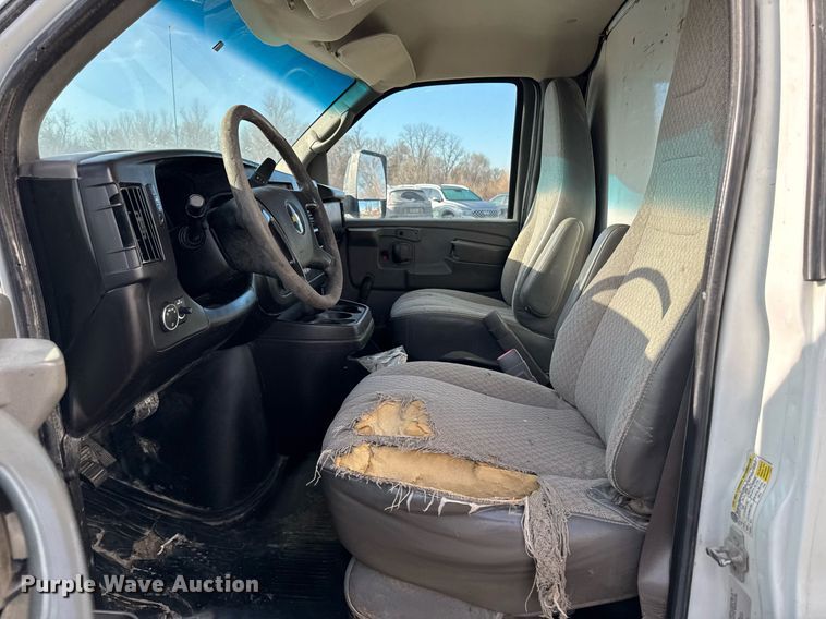 image for item DT0613 2010 Chevrolet Express box truck