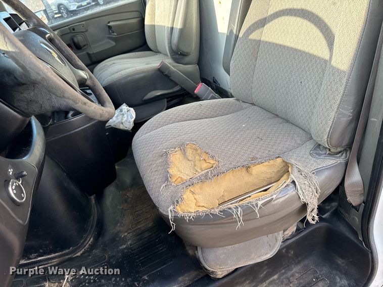 image for item DT0613 2010 Chevrolet Express box truck