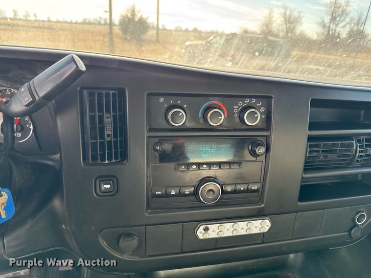 image for item DT0613 2010 Chevrolet Express box truck