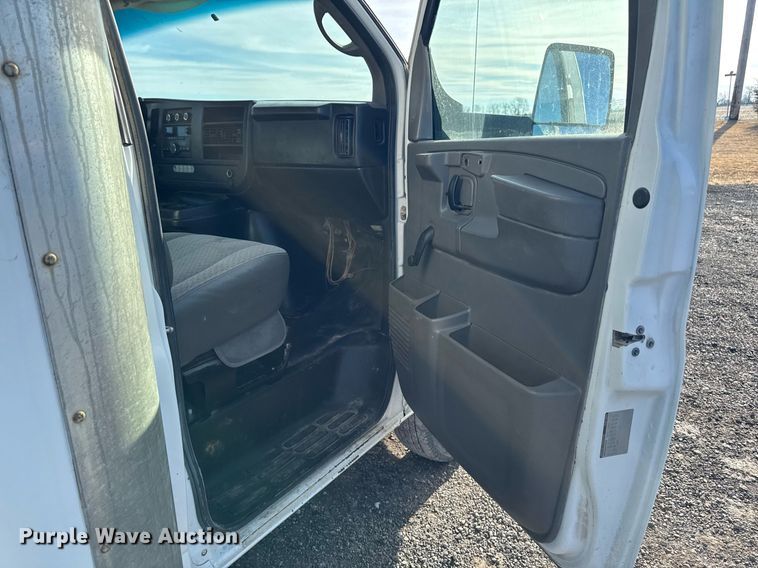 image for item DT0613 2010 Chevrolet Express box truck