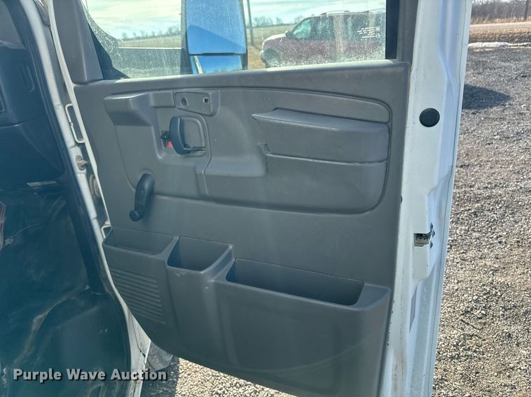 image for item DT0613 2010 Chevrolet Express box truck