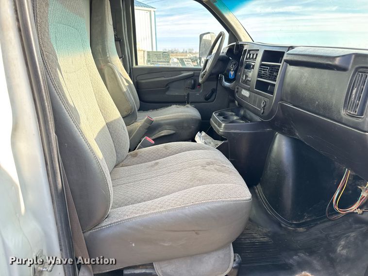 image for item DT0613 2010 Chevrolet Express box truck