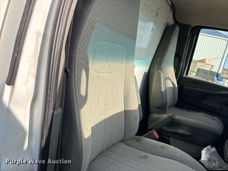 image for item DT0613 2010 Chevrolet Express box truck