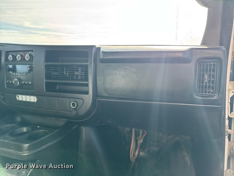 image for item DT0613 2010 Chevrolet Express box truck