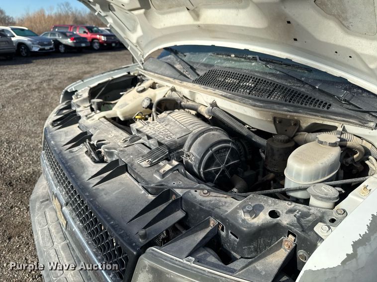 image for item DT0613 2010 Chevrolet Express box truck