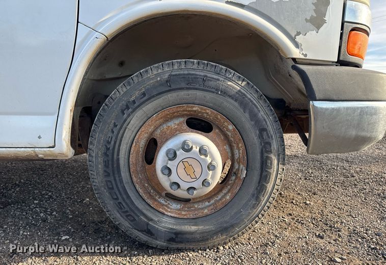 image for item DT0613 2010 Chevrolet Express box truck