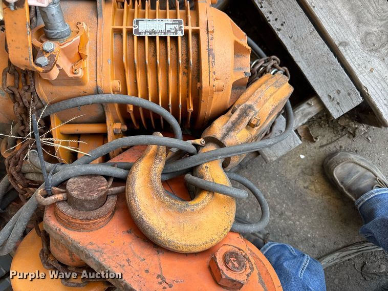 image for item DT0642 Chain hoist