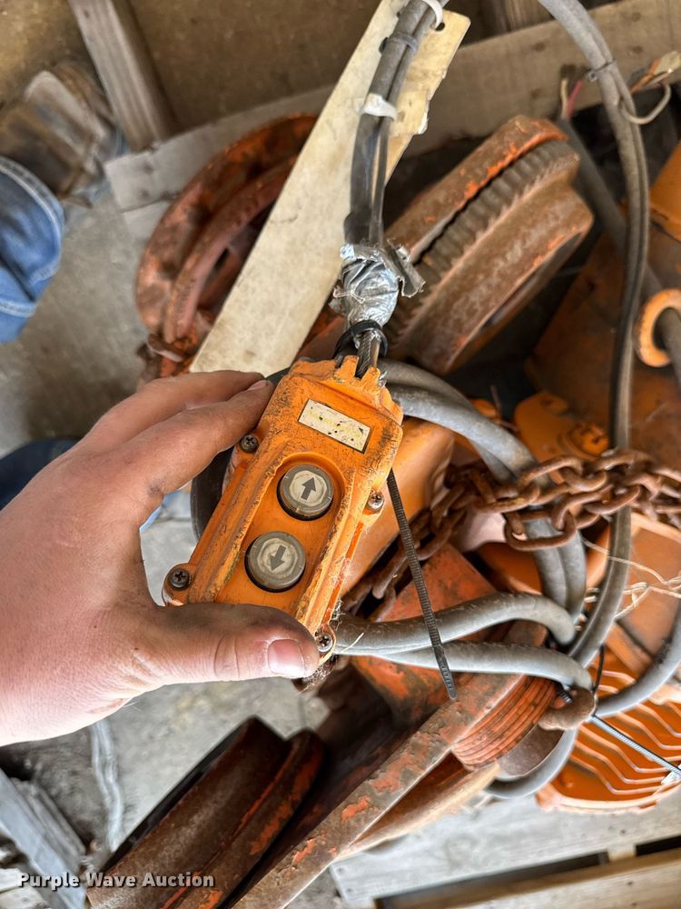 image for item DT0642 Chain hoist