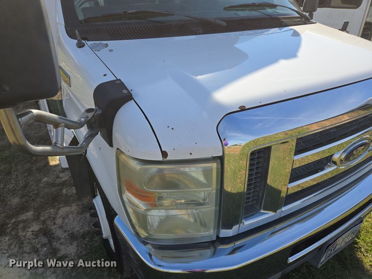 image for item DT5380 2011 Ford E350 shuttle bus